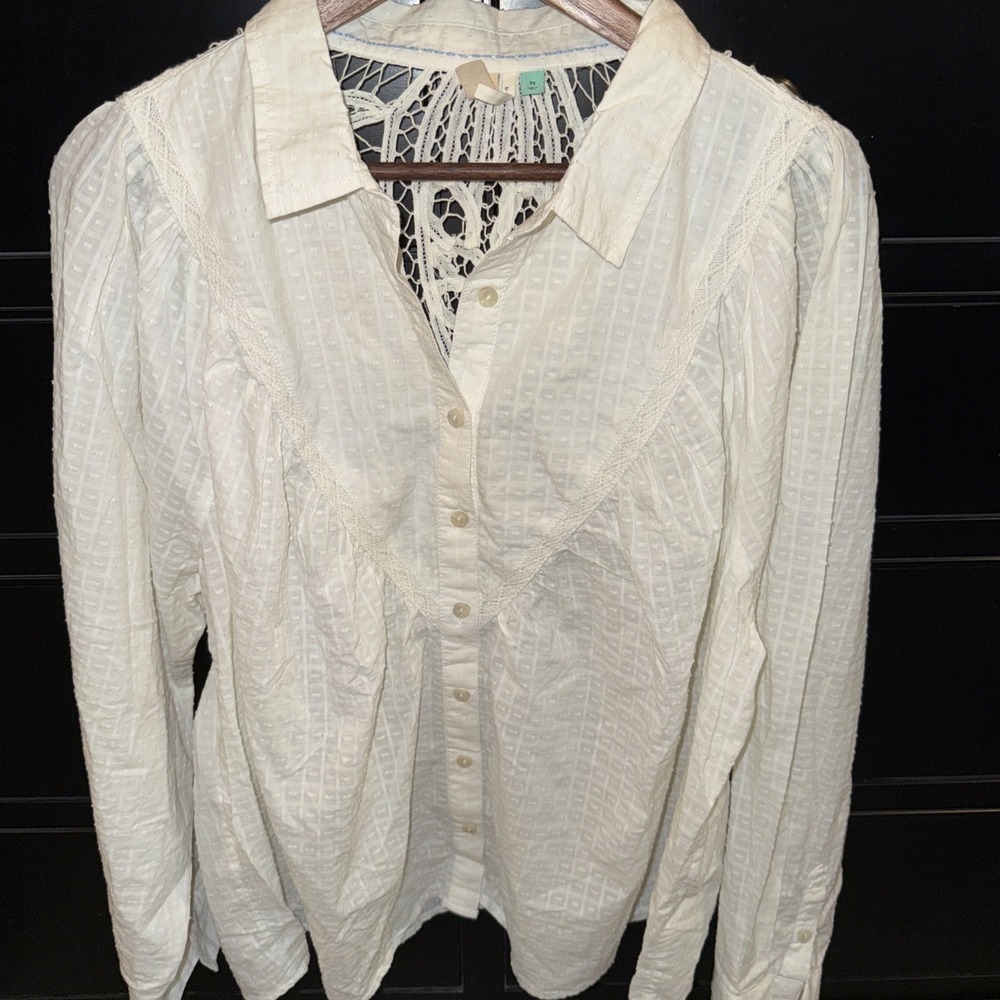 Pilcro Ivory Textured Button-Front Blouse with Lace Yoke